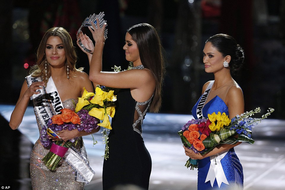 Miss Colombia has her 2015 Miss Universe Crown removed after host Steve Harvey named the wrong winner.